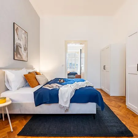 Days - Riverside Two-bedroom With Workspace In New Town Prag