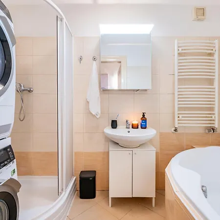 Days - Riverside Two-bedroom With Workspace In New Town