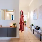 아파트 Days - Riverside Two-bedroom With Workspace In New Town *