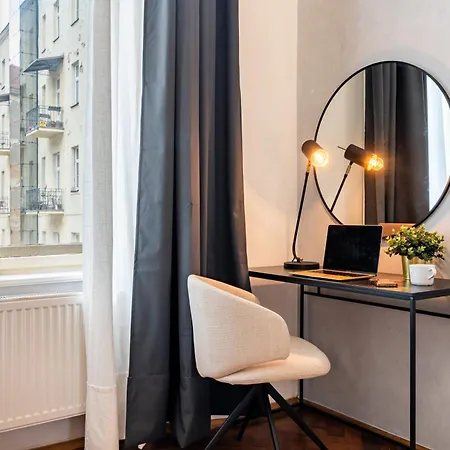 Days - Riverside Two-bedroom With Workspace In New Town Prague