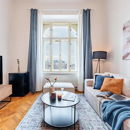 Apartment Days - Riverside Two-bedroom With Workspace In New Town Prague