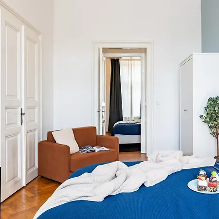 Days - Riverside Two-bedroom With Workspace In New Town