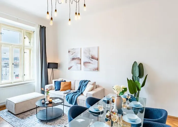 Days - Riverside Two-bedroom With Workspace In New Town * Прага