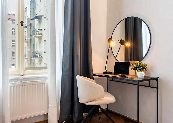 Days - Riverside Two-bedroom With Workspace In New Town Прага