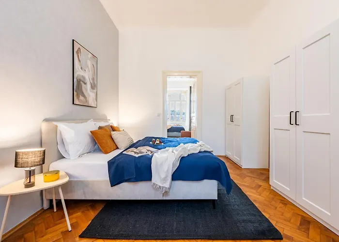 Days - Riverside Two-bedroom With Workspace In New Town Прага