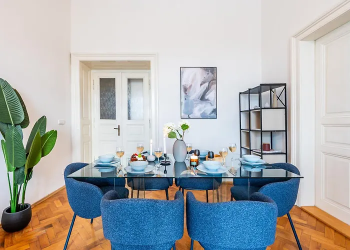 Days - Riverside Two-bedroom With Workspace In New Town * Прага