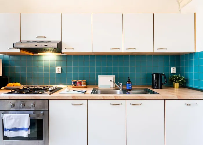 Days - Riverside Two-bedroom With Workspace In New Town Прага