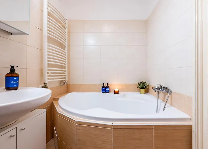 Days - Riverside Two-bedroom With Workspace In New Town * פראג