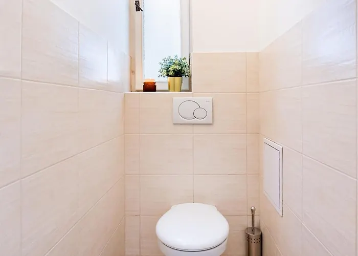 Days - Riverside Two-bedroom With Workspace In New Town דירה
